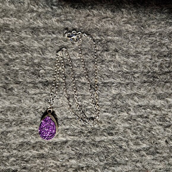 NWOT, titanium coated quartz druzy pendant, 925 silver plate setting & chain - Picture 2 of 6